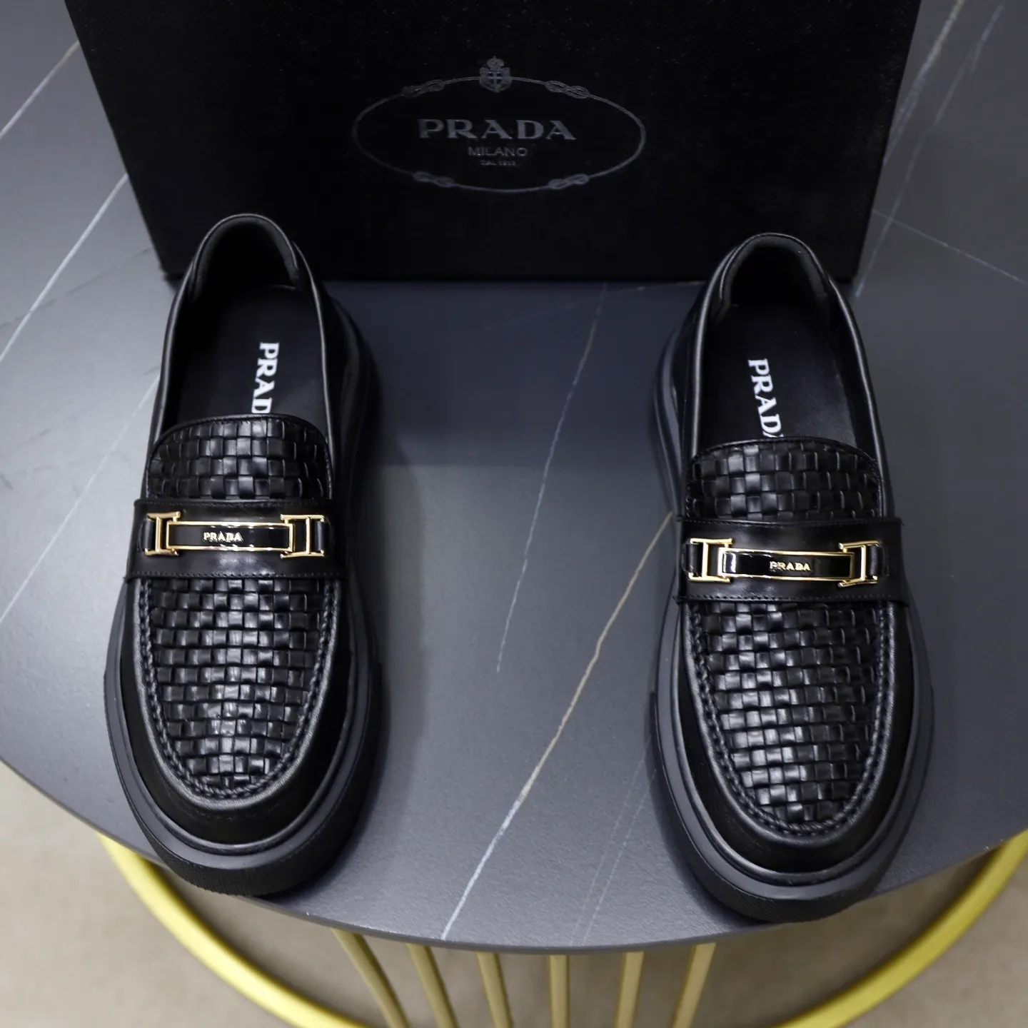 Ex-factory price: 500💰🙅‍♂️🙅‍♂️🙅‍♂️ Brand: PRADA Standard code: Men's code 38-44 (45 can be customized) Grade: Same style as the official website Original order quality Material: Original cowhide surface Comfortable lining Original outsole Style category: Men's fashionable casual leather shoes Distinguished big-name luxury elements Top luxury Color: Color of the actual picture